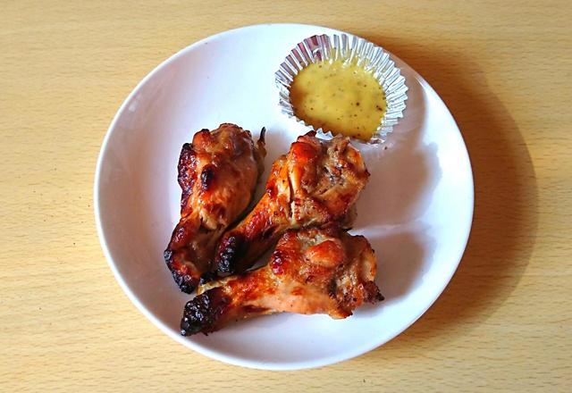 【カークランドシグネチャー　炭火焼手羽元 ハニーマスタード　1071g　2088円】付属のハニーマスタードソースが味の決め手！