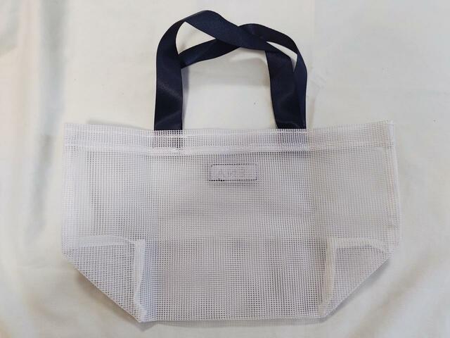 裏面は、ロゴタグがない状態になっている