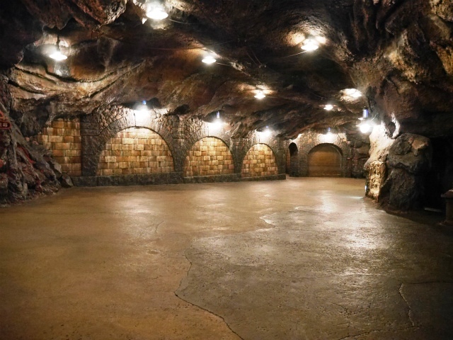 クローズ中で人通りの少ないセンター・オブ・ジ・アース前。©Disney