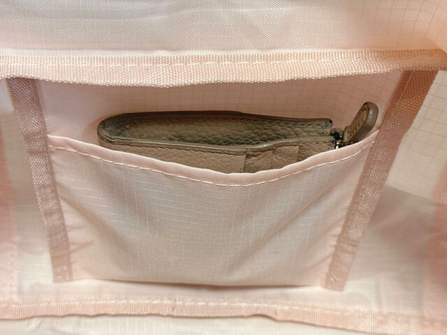 【付録 Coleman 撥水ボストンバッグ＆リフレクターチャーム】内側のポケットにはフラグメントケースを収納