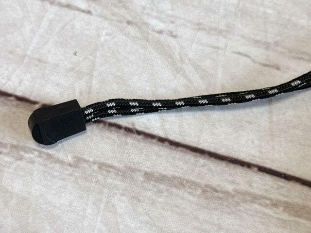 巾着の紐はアウトドアテイストのパラコード