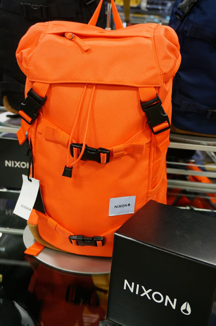 「ストリート系カジュアル」として人気のNIXONのオレンジ。カワイイ！