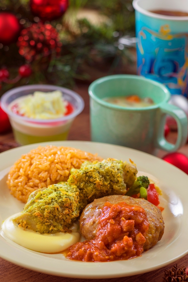 スペシャルセット ¥1,580 ※ + ¥400でソフトドリンクをホットチョコレートカクテル（木いちごリキュール入り）に変更可｜販売店舗「ユカタン・ベースキャンプ・グリル」｜東京ディズニーシー「クリスマス・ウィッシュ」（2016年）スペシャルメニュー