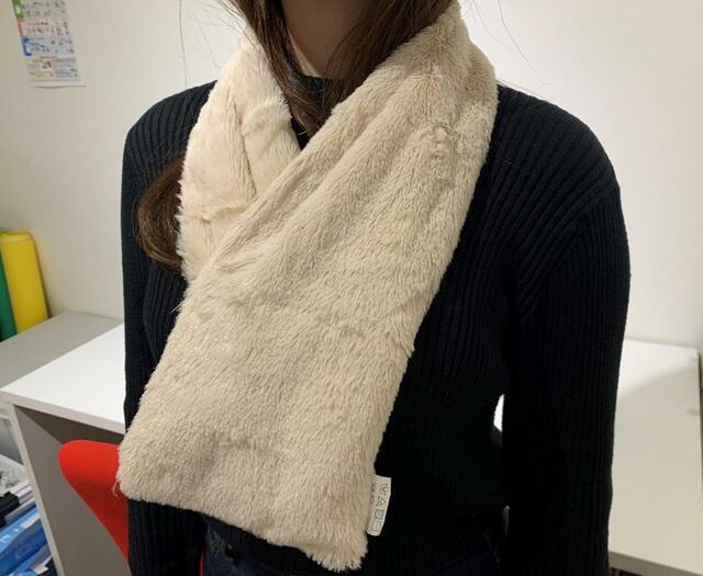 Watts「ポケッタブル コンパクトマフラー ネックウォーマー／キャメル」実際に着けるとこんな感じ