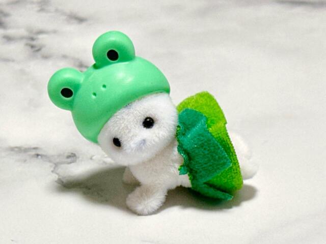 カエルの帽子を被せます。か、かわいすぎる〜!