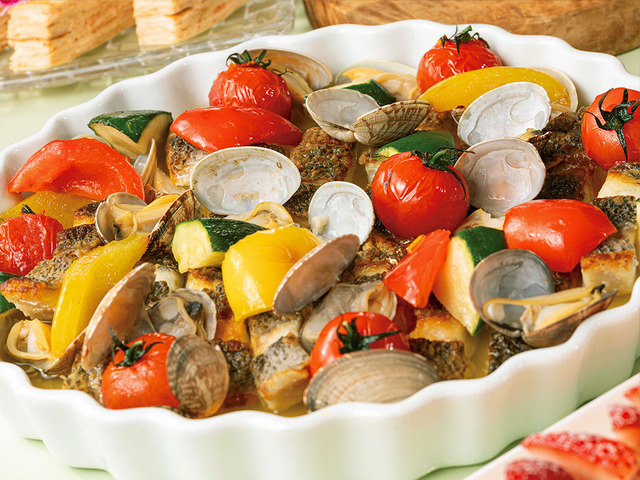 「スズキとアサリの漁師風 サフランナージュ」＜期間：2026年3月20日～4月26日＞【A5ランク黒毛和牛＆ストロベリースイーツが食べ放題！「東京ベイ舞浜ホテル」で豪華すぎるディナービュッフェ開催♪】