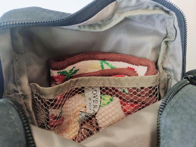 メッシュポケットには、ハンカチも入る