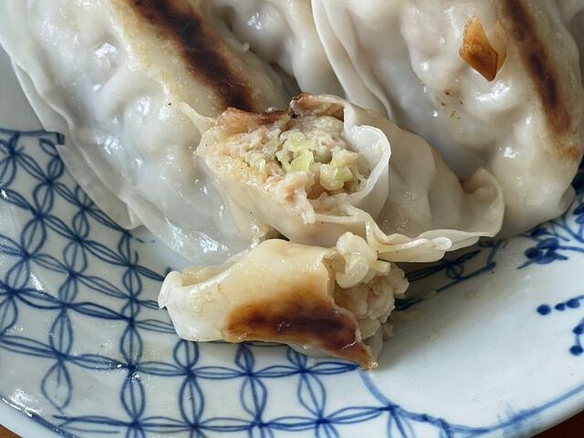 【大阪王将　肉餃子】外カリモチ中ジュワ～…甘めの餡が癖になる！