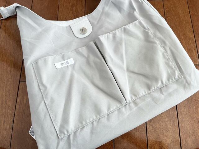 【LOWRYS FARM ヤワラカルイ２ＷＡＹショルダーＢＡＧ】バッグを裏返した状態。大きなポケットが2つあります