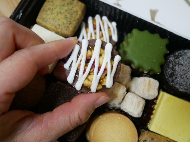 「パティスリー栞杏1928（リアン）」クッキー缶 夏の夜 キャラメル＆ヘーゼルナッツ