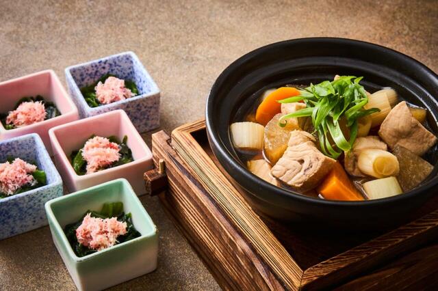 「蟹とほうれん草のお浸し・ねぎま鍋」<期間:2025年12月1日~12月31日>【揚げたて天麩羅やローストビーフも食べ放題!和・洋・中の豪華メニューが揃う「イヤーエンド スペシャル ビュッフェ」開催】