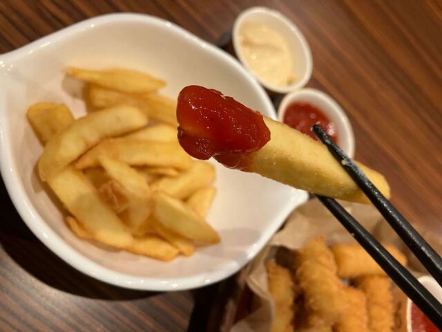 トマトソースは、さっぱりした口当たりながら、トマトの食感も残っていて、トマトの旨みたっぷり。その爽やかなコクが、ポテトの油分と絶妙にマッチする。