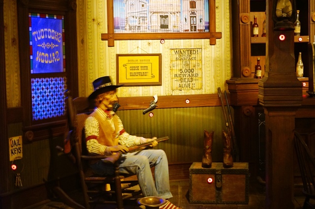 のんきに居眠りしている年老いた保安官