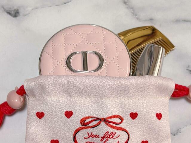 コスメはクッションファンデ、コーム、リップが収納可能