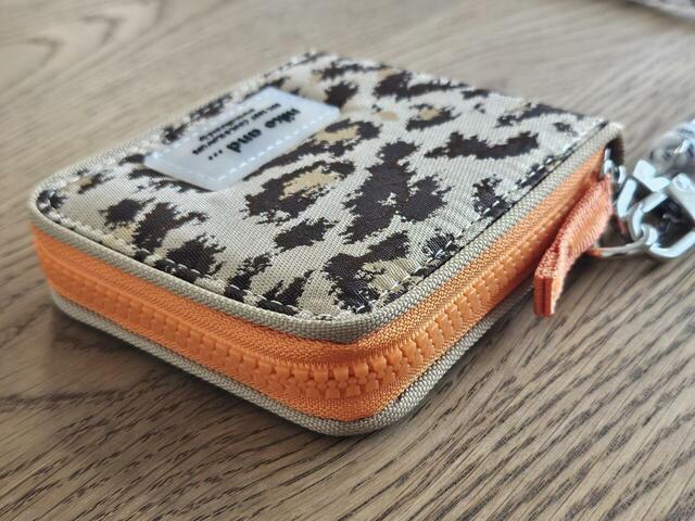 【niko and…（ニコアンド） オリジナルストラップ付きZIP財布】重さはわずか140g。気軽に持ち歩けます♪