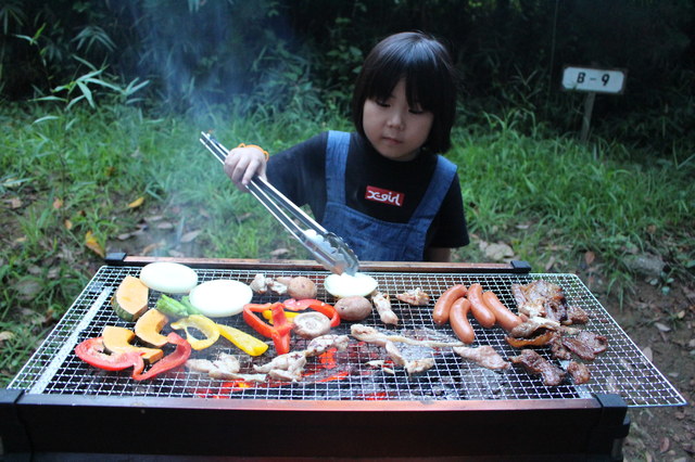 バーベキューもキャンプならでは。
