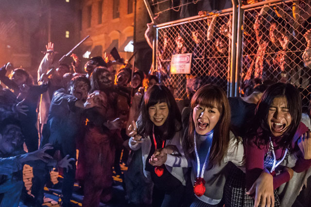 ユニバーサル・スタジオ・ジャパンで味わえる“超・恐怖体験”／街中で襲い掛かるゾンビたち