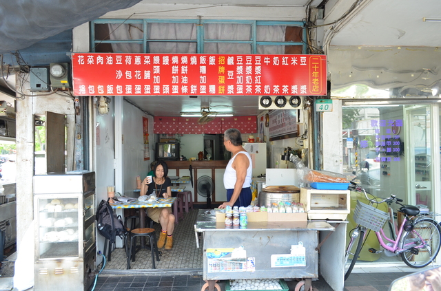 こぢんまりとした『雙連豆漿』の店主と女将さんは、気さくで外国人旅行者にも優しい