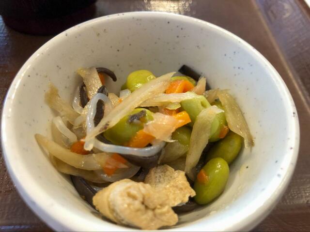 【すき家 たまかけ朝食】今の時期は季節の小鉢に枝豆のふくめ煮がついてきます 食物繊維と野菜が摂れるのが嬉しいですね