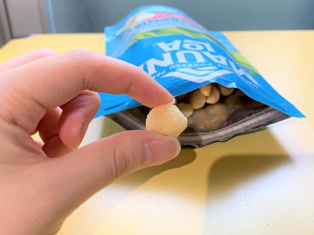 【お菓子ドンキ】「マウナロア マカダミアナッツ 袋」大きさはだいたいこのぐらい