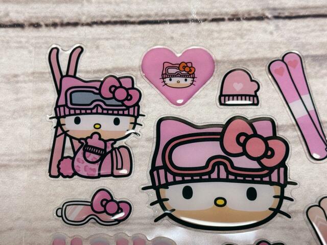 中央のゴーグル＆ニット帽をかぶったお顔形シールは、横幅5cm超えのビッグサイズで存在感抜群！