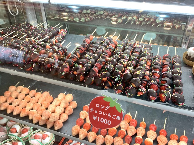 〈チョコいちごといちごビールのお店〉の「ブランドいちご串」（1本 600円〜 1,500円）