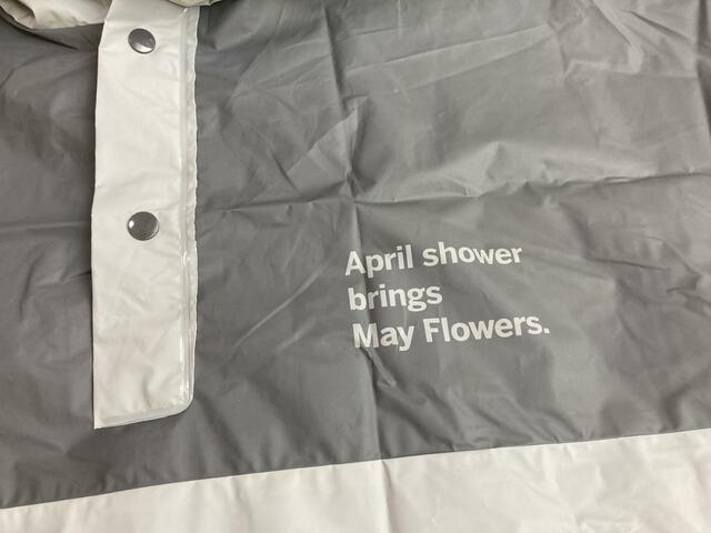 【スリーコインズ バイカラーレインポンチョ】英字がオシャレ