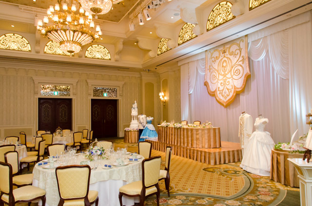 東京ディズニーランドホテル宴会場「シンデレラドリーム」でのウェディングプログラム「ディズニー・ロイヤルドリーム・ウェディング」©Disney