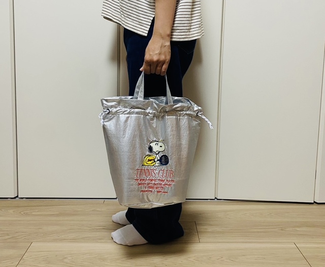 【PEANUTS 保冷巾着トート（レギュラー）】レギュラーサイズは約 W19×H30×D16cm。約115gと軽量なのも嬉しいポイント♪