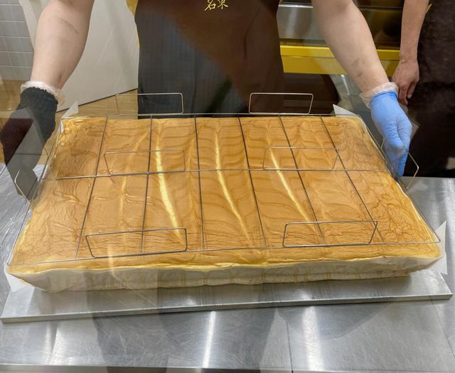 【台湾カステラ専門店『名東』】1枚の台湾カステラを14等分にするために特殊な道具で印をつける