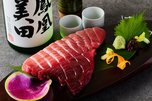 「生本マグロの断面刺し(背中側)」【「ゑびす鯛 横浜店」の生本まぐろ食べ放題プラン】