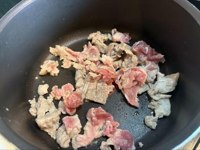 【ロピア 和風野菜ミックス】今回は、筑前煮を作ってみます♪お肉を先に炒めていると、香ばしい匂いが漂ってきました◎