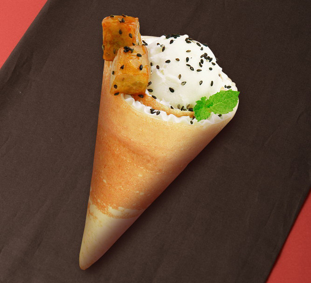 ■MOMI & TOY'S [2F] ほくほく大学いものバニラアイス添え 520円（税込）