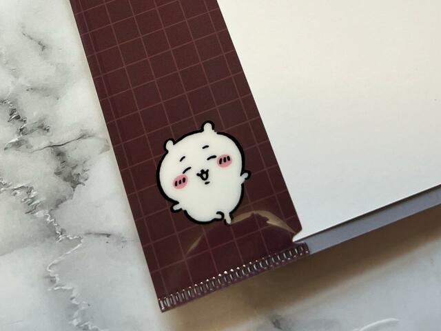 ノートのカバーの開いたところにもちいかわが！