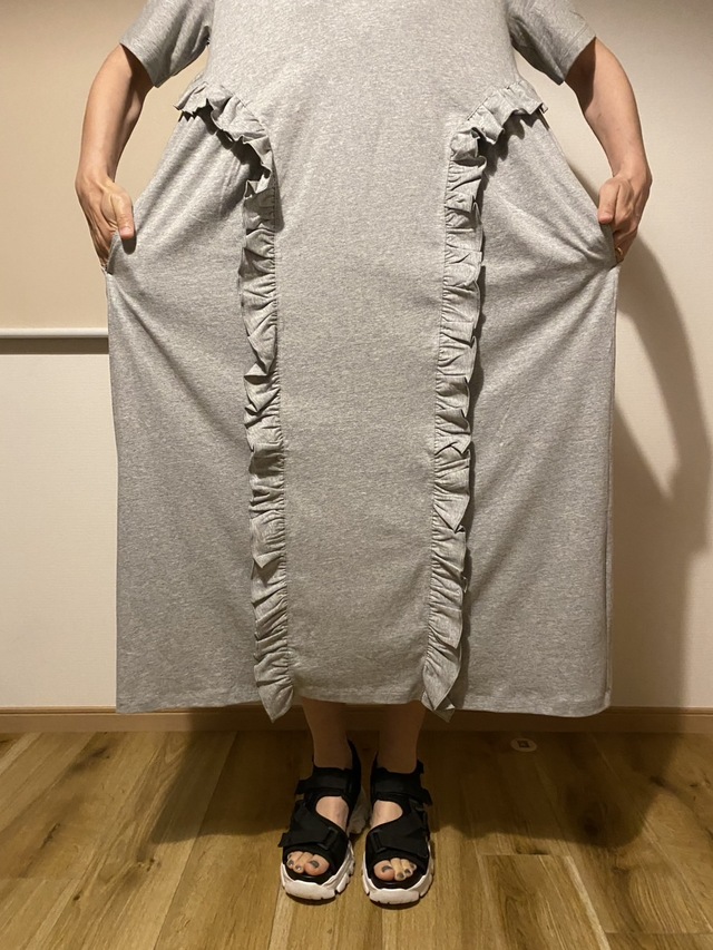 【ユニクロ×セシリー・バンセン フリルTワンピース】広げると身幅がたっぷりしていることがわかります