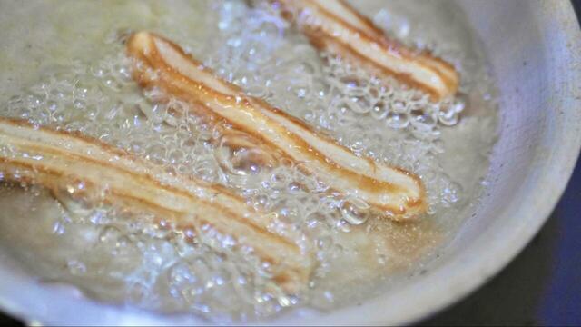 【業務スーパー“冷凍・冷蔵スイーツ”が最強だった】外カリッ、中ふんわり。おうちで楽しむ揚げたてチュロス