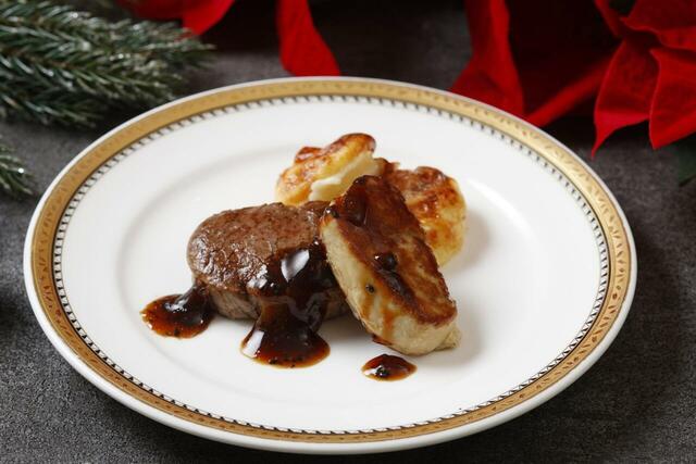 「クリスマス期間限定で牛フィレ肉とフォアグラのステーキが登場」<期間:2025年12月20日~12月25日>【インターコンチネンタル 東京ベイで“ローストチキン”や“ターキーのパイ包み”が楽しめる「CHEF’S GIFT クリスマスランチ&ディナーブッフェ」開催!】