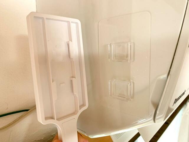 【山崎実業 フィルムフック エアコン 室内物干し ポールホルダー タワー】フィルムフックの突起にはめ込みます