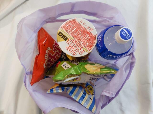 ポテトチップスの袋や、大きめのペットボトルもラクラク入りました