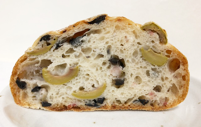 “パン・ド・ロデヴ（生ハムオリーブ）”