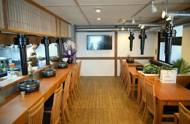 『ソルヌン』のテーブル席は、4人用が3卓、2人用が2卓ある