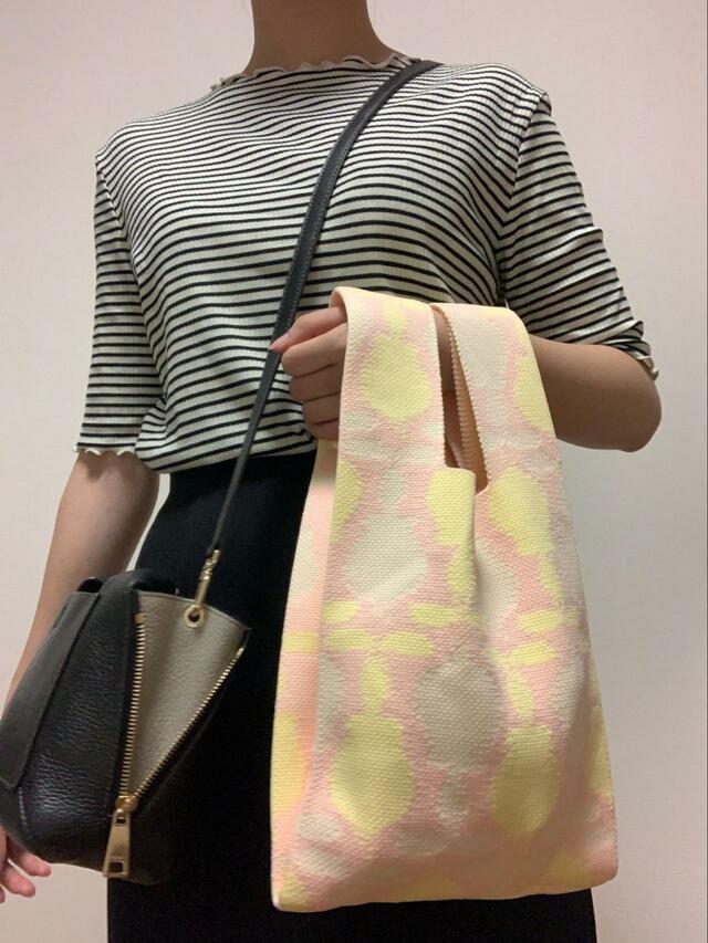 サブバッグとしても使いやすい！【タリーズコーヒー×LOONEY TUNES】コラボグッズ「ジャガードトート（トゥイーティー）」1,980円（税込）