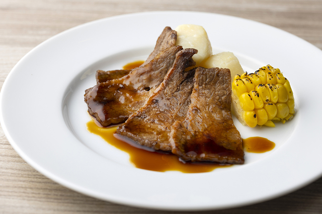 「選べる一皿 和牛炭火焼きと尾藤農産の雪室熟成じゃがいも『冬熟』添え」＜期間：2025年12月20日～2026年2月28日＞【紅ズワイ蟹やお寿司、ラムステーキも！北海道の美食を味わう東京ドームホテル「北海道フェア2025 第2弾」開催！】