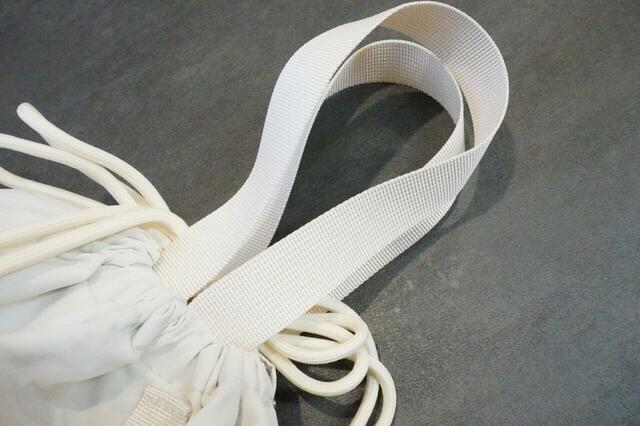 【3COINS マザーズバッグ/JAPAN AIRLINES】持ち手付きで、ハンドバッグとしても使えるのが嬉しいポイント