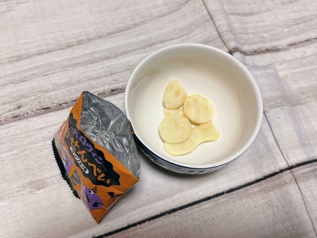 【カルディ　ミニニャップポシェット】コンソメ味のお煎餅。味はもちろん、ハロウィンらしい形もキュート！