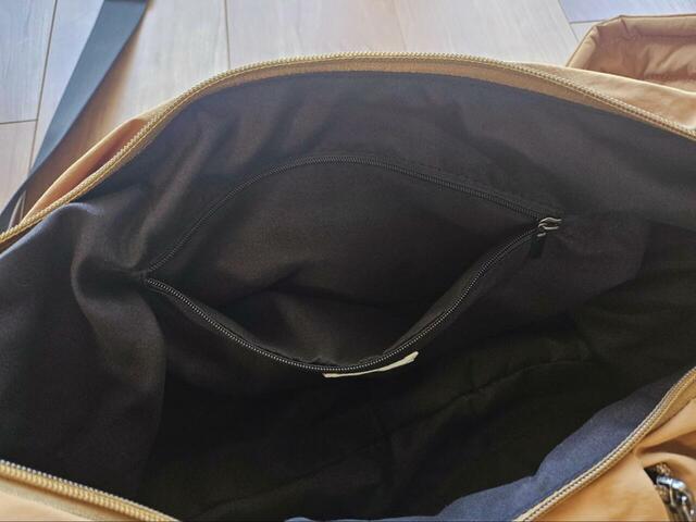 【studioCLIP からだよろこぶナイロンショルダーバッグ】バッグの本体収納も含めて計8つの収納スペースがあります◎