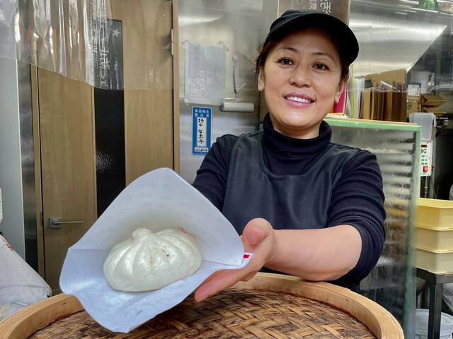 【茶寮 中野店】内蒙古出身の野田智恵子店長。30年近く日本で働いているので日本語はペラペラ。湯気の間から元気な声が聞こえてきます