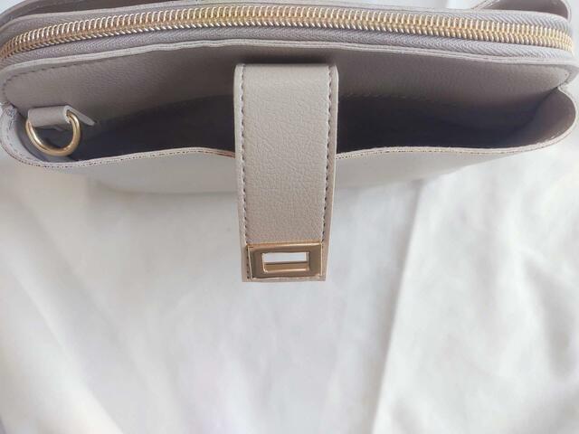 フロントポケットには、ハンカチやキーケースなどが入ります