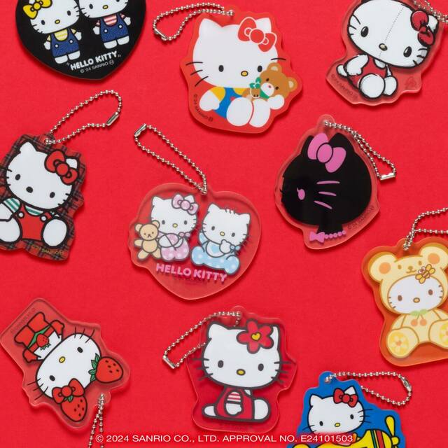 【HELLO KITTY 50th～ハッピーアニバーサリー★～】E賞 アクリルチャーム。他の賞にはないバージョンも多くなっています♪