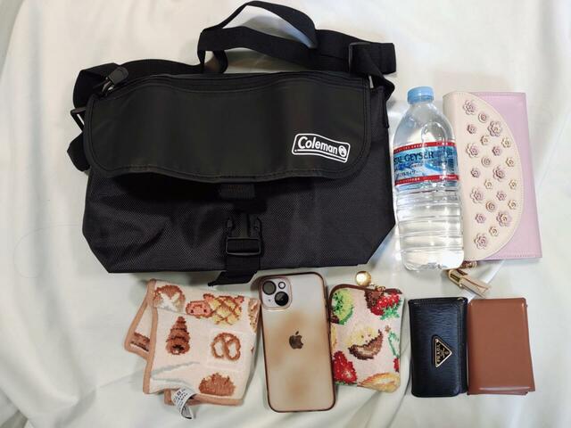 長財布、500mlペットボトルや携帯なども入る